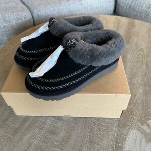 Brand New in Box Women’s Tasman Alpine Uggs, Black. Size 7.